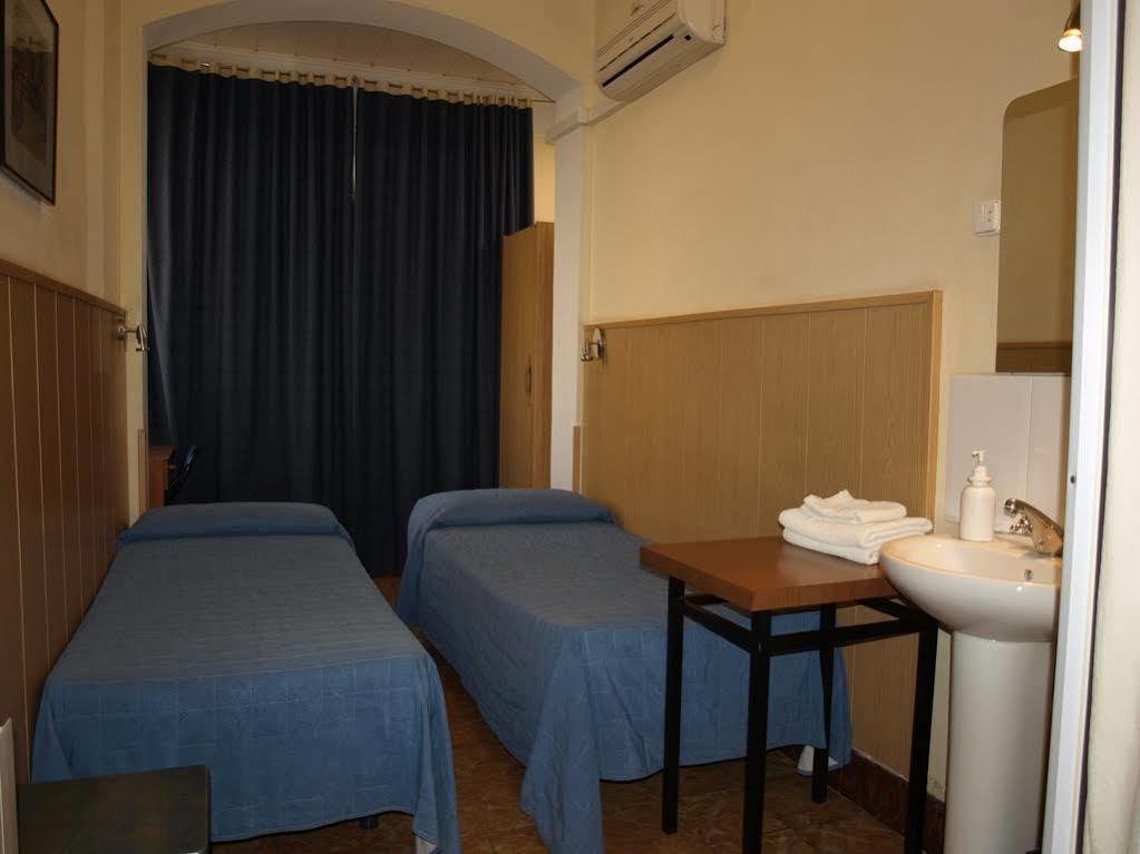 Hostal Bejar Barcelona Kültér fotó