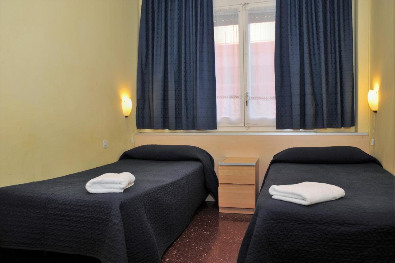 Hostal Bejar Barcelona Kültér fotó